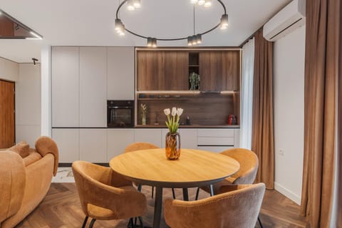Coffee/tea facilities, Kitchen or kitchenette, Dining area, dishwasher, oven, stove, air conditioner