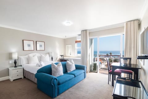 Photo of the whole room, Sea view