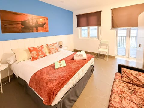 Bed, TV and multimedia, Photo of the whole room, Bedroom