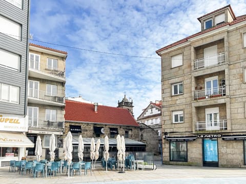 Property building, Day, Neighbourhood, City view, Street view, Location