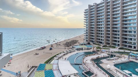 Property building, Day, Sea view, Swimming pool, Swimming pool, sunbed