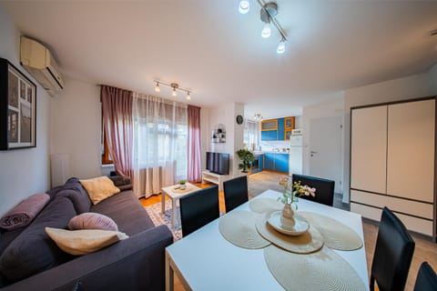 TV and multimedia, Photo of the whole room, Seating area, Dining area