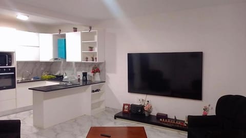 Communal lounge/ TV room, TV and multimedia, Coffee/tea facilities, Kitchen or kitchenette, oven, stove