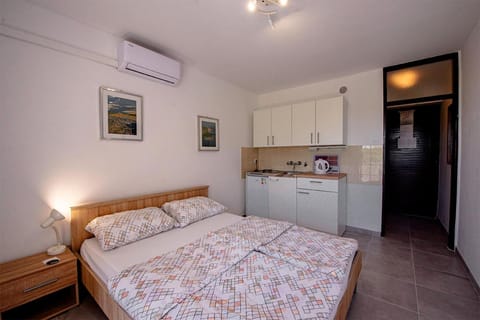 Bed, Kitchen or kitchenette, Photo of the whole room, air conditioner