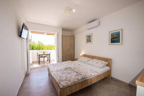 Bed, TV and multimedia, Photo of the whole room, Bedroom, air conditioner