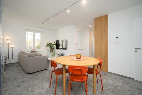 TV and multimedia, Living room, Seating area, Dining area