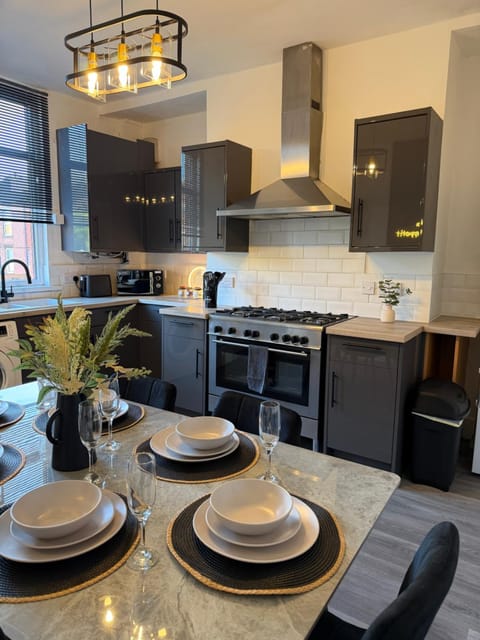 Lux 4 Bedroom House - Jacuzzi Bath Sleeps 9 Free Parking Near Leeds Centre House in Leeds