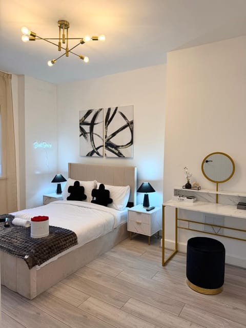 Lux 4 Bedroom House - Jacuzzi Bath Sleeps 9 Free Parking Near Leeds Centre House in Leeds