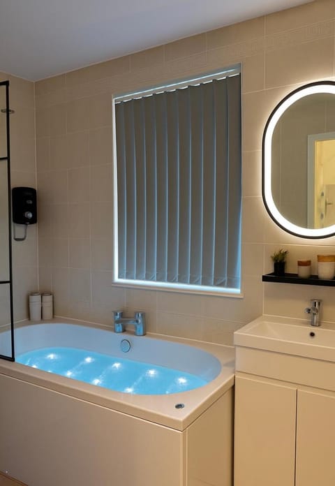 Lux 4 Bedroom House - Jacuzzi Bath Sleeps 9 Free Parking Near Leeds Centre House in Leeds