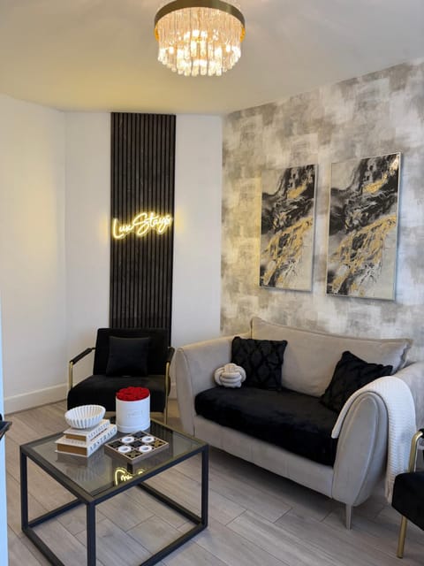 Lux 4 Bedroom House - Jacuzzi Bath Sleeps 9 Free Parking Near Leeds Centre House in Leeds