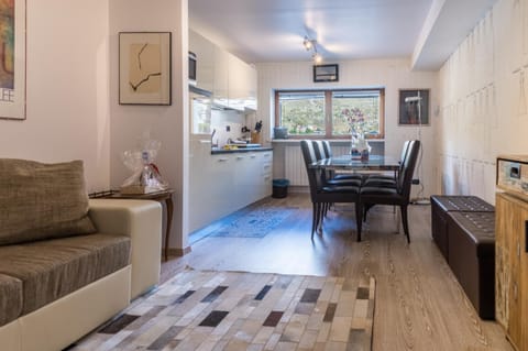 Living room, Dining area, pet friendly