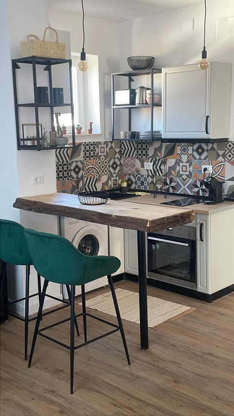 Kitchen or kitchenette, Dining area, stove