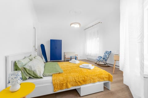 Bed, Photo of the whole room, Seating area, Bedroom, towels