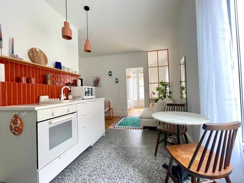 Kitchen or kitchenette, Dining area, oven