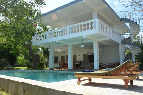 Property building, Day, Balcony/Terrace, Pool view, Swimming pool, Swimming pool, sunbed