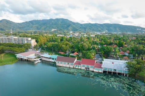 Property building, Natural landscape, Bird's eye view, Lake view, Mountain view