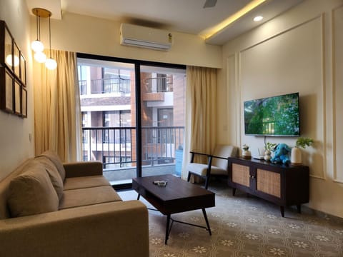 TV and multimedia, Living room, Seating area, Evening entertainment, air conditioner