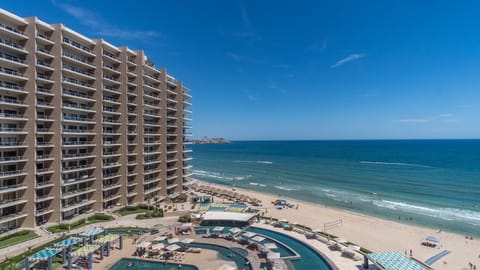 Property building, Day, Sea view, Swimming pool, sunbed