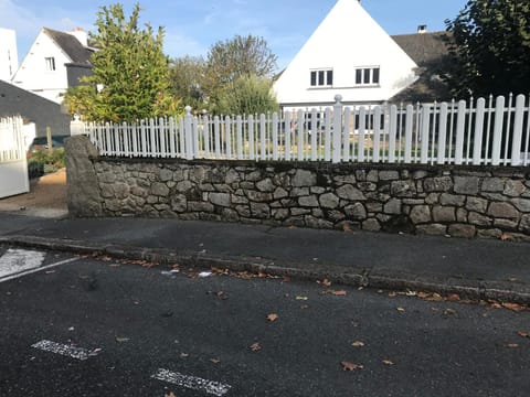 Property building, Quiet street view