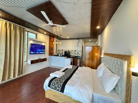 Bed, TV and multimedia, Photo of the whole room, Bedroom