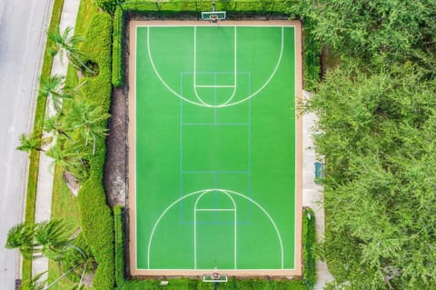 Relax, Play & Unwind in Paradise! Poolside Fun & Resort Vibes - Villa Sail Away House in Lochmoor Waterway