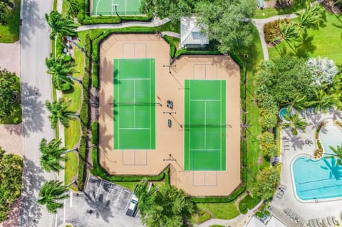 Relax, Play & Unwind in Paradise! Poolside Fun & Resort Vibes - Villa Sail Away House in Lochmoor Waterway