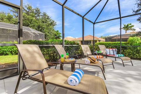 Relax, Play & Unwind in Paradise! Poolside Fun & Resort Vibes - Villa Sail Away House in Lochmoor Waterway