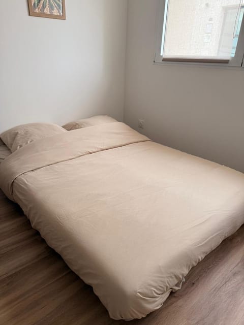 Bed, heating, internet, air conditioner