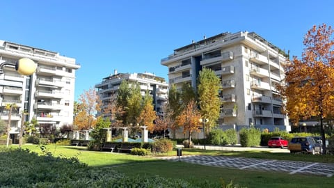 Property building, Day, Garden, Garden view, Location, Parking