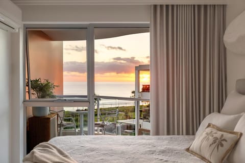 Bed, Balcony/Terrace, Seating area, Bedroom, Sea view