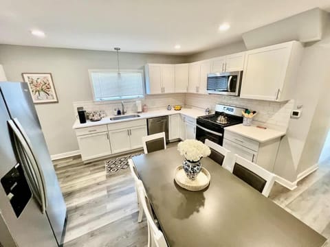 Cozy Chic 4BD 2BA Home in St Charles House in Saint Charles