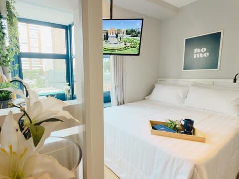 Bed, TV and multimedia, Photo of the whole room, Bedroom