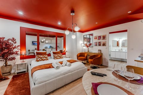 Bed, Dining area, Bedroom