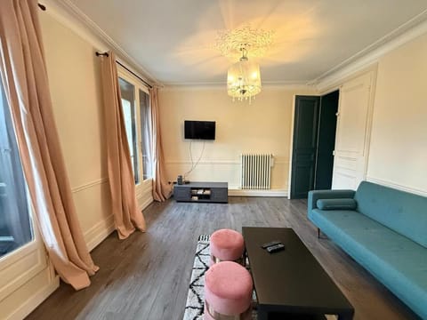 Communal lounge/ TV room, Bed, TV and multimedia, Living room, Photo of the whole room, Seating area, Bedroom