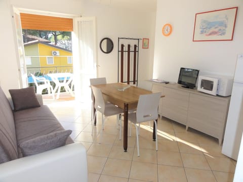 Living room, Dining area, microwave, oven