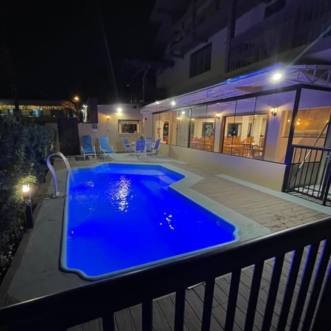 Swimming pool, Breakfast