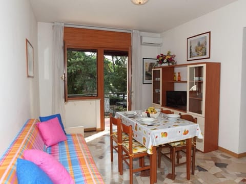 Communal lounge/ TV room, Bed, TV and multimedia, Living room, Dining area, Bedroom