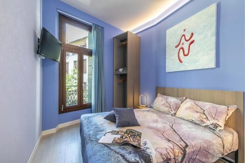 Bed, TV and multimedia, Photo of the whole room, Bedroom