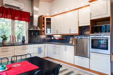 Kitchen or kitchenette, Dining area, dishwasher, oven, stove