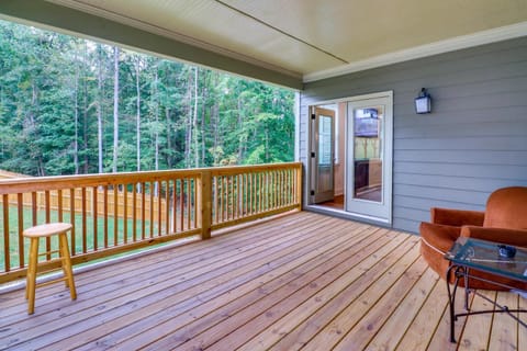 Easy I-20 Access Family Escape with Deck in Decatur House in Panthersville