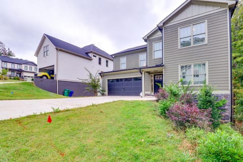 Easy I-20 Access Family Escape with Deck in Decatur House in Panthersville