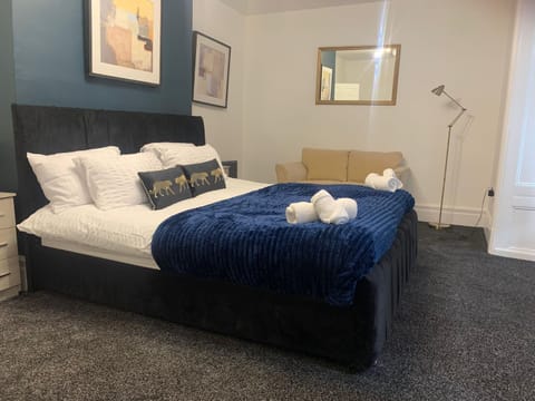 A&A Luxury Stay Tunstall - Grand 5-Bed Residence Apartment in Sunderland