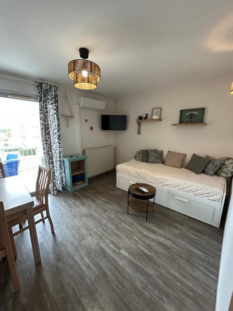 Communal lounge/ TV room, Bed, TV and multimedia, Living room