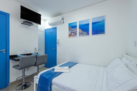 Bed, TV and multimedia, Coffee/tea facilities, Photo of the whole room, Dining area, Bedroom, towels, wardrobe, air conditioner