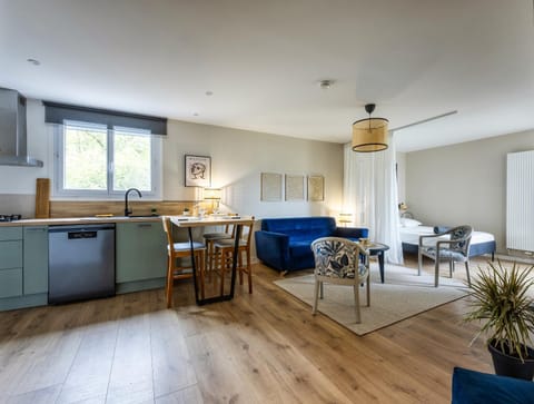 Photo of the whole room, Seating area, Dining area, dishwasher, microwave, oven, pet friendly, kitchen