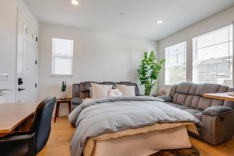 Cozy and Convenient Residential Duplex in Woodland House in Woodland