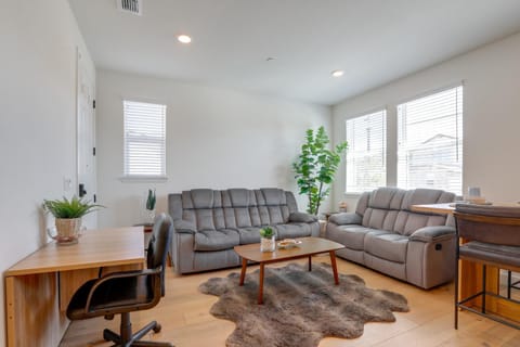 Cozy and Convenient Residential Duplex in Woodland House in Woodland