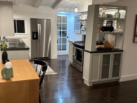 Kitchen or kitchenette, minibar, oven, stove, toaster