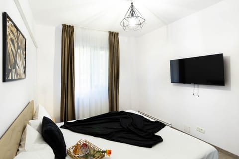 Bed, TV and multimedia, Photo of the whole room, Evening entertainment, Bedroom