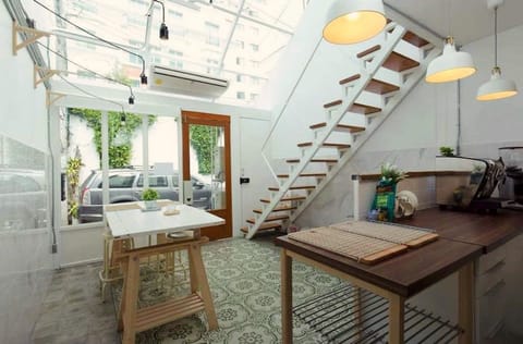 Kitchen or kitchenette, Lobby or reception, Seating area, Dining area